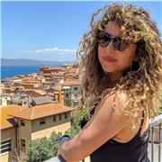 Vuoi una mano per addentrarti nel mondo vettoriale della grafica e del fotoritocco? Sono pronta ad accompagnarti in questo percors